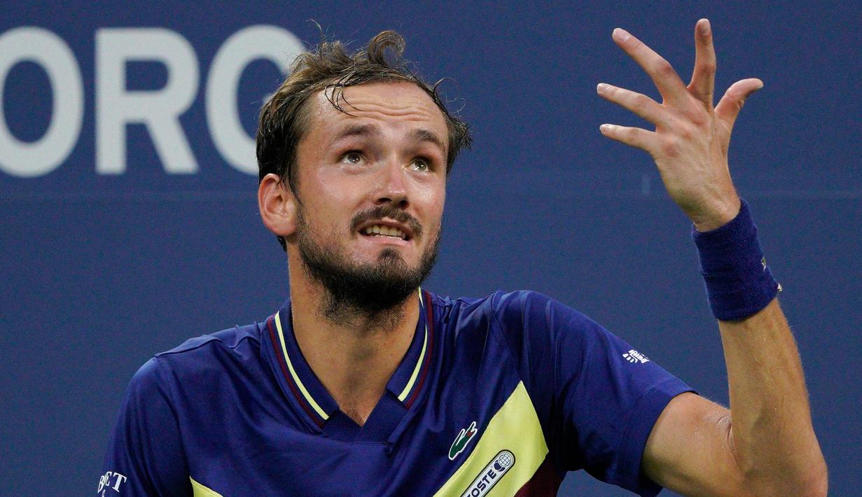 Petenis Rusia, Daniil Medvedev bereaksi setelah melakukan pukulan terhadap Alex de Minaur (Australia) pada putaran keempat kejuaraan tenis AS Terbuka, Senin, 4 September 2023, di New York. (AP Photo/Eduardo Munoz Alvarez)