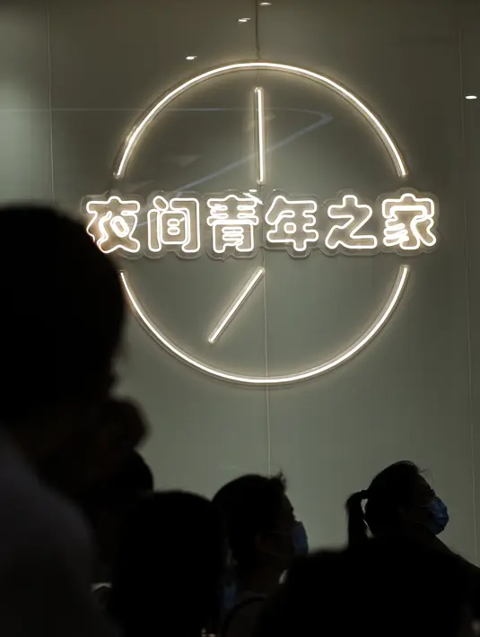 Orang-orang menghadiri kelas merangkai bunga di "Youth Channel" di Shenzhen, China (2/9/2020). Youth Channel adalah pusat komunitas yang menyediakan kuliah dan kelas budaya, seperti kursus ukulele dan keterampilan merangkai bunga bagi kaum muda sepulang bekerja. (Xinhua/Mao Siqian)