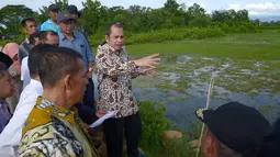 Menteri Desa, Pembangunan Daerah Tertinggal dan Transmigrasi, Marwan Jafar meninjau sarana irigasi yang dibangun menggunakan dana desa dan tenaga kerja setempat di Desa Tenrigangkae, Sulawesi Selatan, Sabtu (13/2/2016). (Foto: Wahyu Wening)