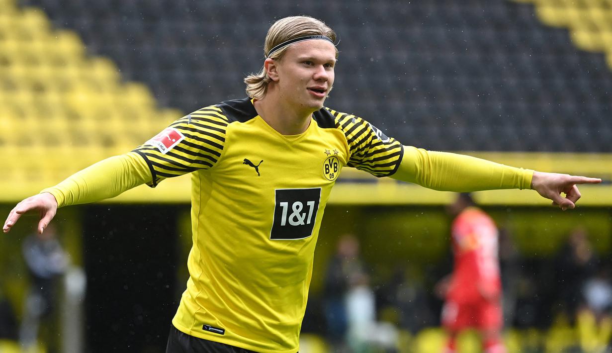 Erling Haaland. Striker muda Borussia Dortmund berusia 20 tahun ini sukses menjadi top skor Liga Champions musim ini dengan torehan 10 gol. Total ia membuat 41 gol musim ini di semua ajang kompetisi. Nilainya mencapai 155,5 juta euro dan menempati posisi keempat. (AFP/Ina Fassbender/Pool)