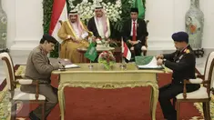 Kapolri Irjen Tito Karnavian (kiri) menandatangani kerjasama dengan pejabat Arab Saudi disaksikan oleh Presiden Jokowi dan Raja Arab Salman bin Abdulaziz Al-Saud di Istana Bogor, Jawa Barat, Rabu (1/3). (Liputan6.com/Angga Yuniar)