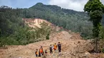 Relawan penyelamat berdiri di lokasi longsor, Desa Situkung, Banjarnegara, Jawa Tengah, pada Selasa 18 November 2025. Hingga Selasa (18/11/2025), jumlah korban tewas yang terkonfirmasi akibat bencana longsor di Dusun Situkung, Desa Pandanarum, Banjarnegara, Jawa Tengah, mencapai dua orang. (DEVI RAHMAN/AFP)