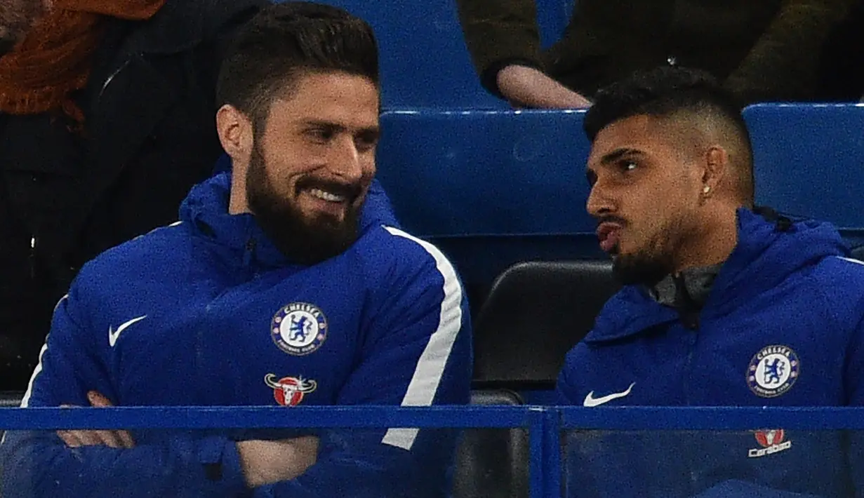 Olivier Giroud (kiri) asik berbincang dengan rekannya saat laga Chelsea melawan Bournemouth  pada pekan ke-25 Premier League di Stamford Bridge, London (31/1/2018). Giroud direkrut Chelsea dengan mahar 18 juta pounds.  (AFP/Glyn Kirk)