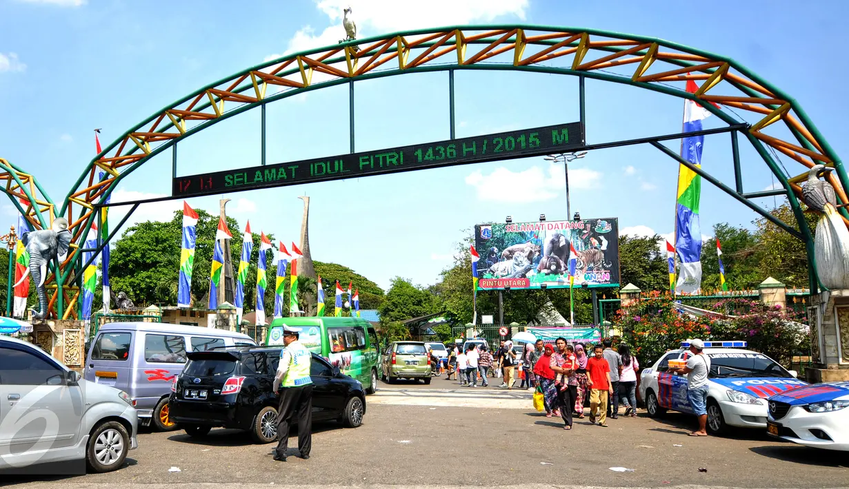 Kebun Binatang Ragunan merupakan salah satu destinasi favorit warga Jakarta saat Lebaran. Tempat ini cocok untuk memperkenalkan dan memberi wawasan tentang beragam jenis binatang kepada anak-anak dan anggota keluarga lainnya. (Liputan6.com/Yoppy Renato)