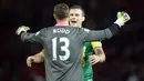 Kiper Norwich, Deden Rudd, merayakan kemenangan bersama bek Ryan Bennett, usai menang 2-1 melawan MU di Stadion Old Trafford. (AFP/Oli Scarff)