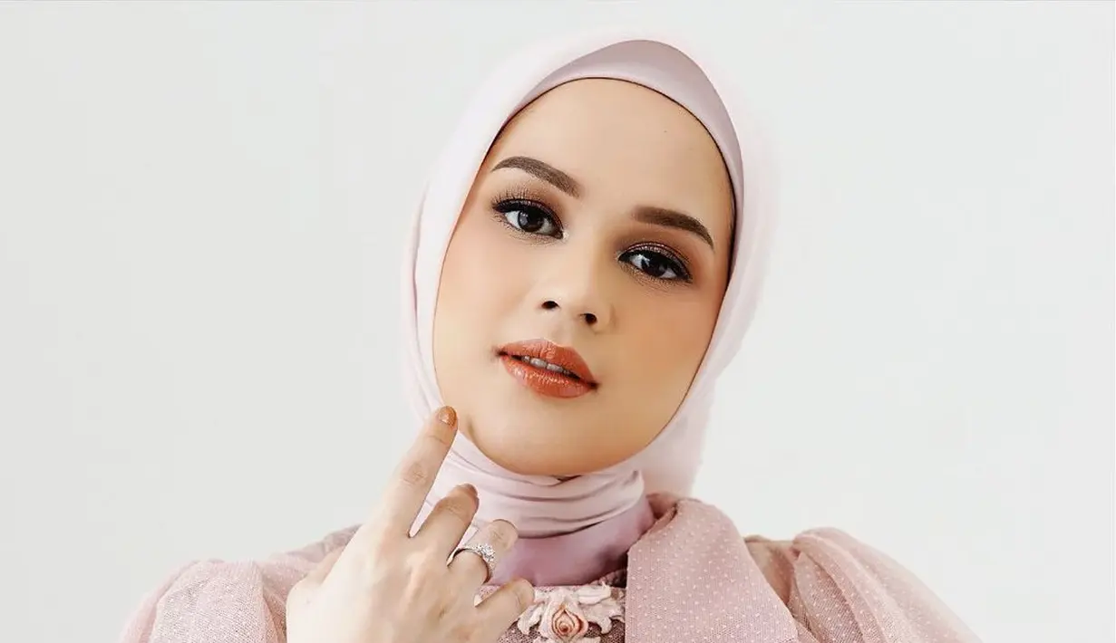 "Sampai ada beberapa tawaran waktu itu film apa. 'Buka ya hijabnya'. Nggak tahu kenapa, kayak nggak bisa aku harus tetap pakai hijab. 'Yaudah pakai ninja, kita pakaikan wig'. Ya aku jawab nggak bisa aku, kalau mau pakai hijab'," cerita Cut Meyriska. 
 (Instagram/cutratumeyriska)