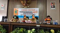 Bupati Kuningan Acep Purnama saat mengumumkan penetapan karantina wilayah parsial mulai tanggal 1 April 2020 hingga waktu yang tidak ditentukan. Foto (Liputan6,com / Panji Prayitno)