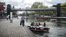 Orang-orang menikmati perjalanan dengan perahu kecil di La Villette Canal, Paris, Prancis, Sabtu (5/6/2021). Jumlah kasus baru COVID-19 di Prancis semakin menurun. (AP Photo/Lewis Joly)