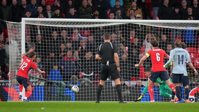 Ben White (kiri) mencetak gol di laga uji coba antara Inggris vs Uruguay di Stadion Wembley, Sabtu (28/03/2026) dini hari WIB.