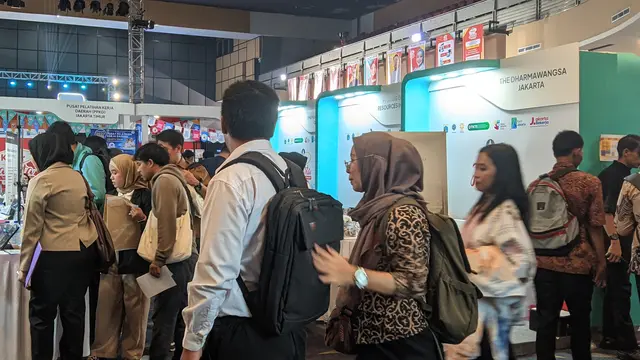 Penampakan sejumlah pencari kerja yang memadati stan perusahaan dalam ajang Job Fair Jakarta di SMESCO, Jakarta. (Liputan6.com/Uliyanti)