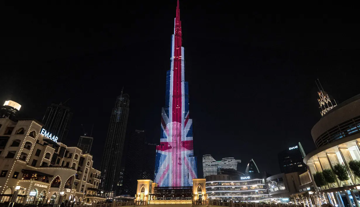 Sebuah potret Ratu Elizabeth II yang ditumpangkan dengan Bendera Britania Raya The Union Jack diproyeksikan di Burj Khalifa, gedung tertinggi di dunia, di Dubai, Uni Emirat Arab, Minggu (11/9/2022). Orang-orang di seluruh dunia memberikan penghormatan mereka kepada Ratu Elizabeth II, Raja Inggris yang paling lama memerintah selama 70 tahun. (Ryan LIM / AFP)