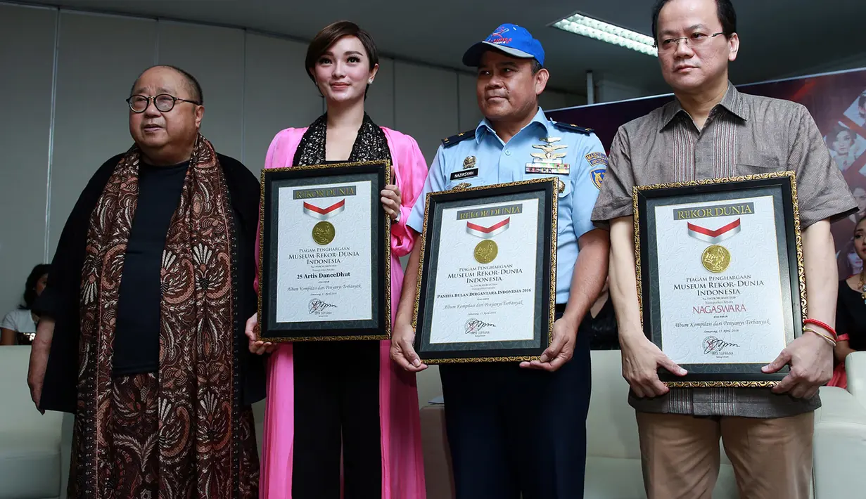 Jaya Suprana dari Museum Rekor Indonesia selain memberikan kepada 25 Artis DanceDhut, juga memberikan pada Panitia Bulan Dirgantara Indonesia 2016 dan pihak label Nagaswara yang membuat album kompilasi dengan penyanyi terbanyak. (Deki Prayoga/Bintang.com)