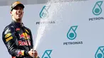 Pebalap Red Bull Racing asal Australia, Daniel Ricciardo, menjadi pemenang balapan GP Malaysia di Sirkuit Sepang, Minggu (2/10). Bagi Ricciardo, ini merupakan kemenangan pertama sejak terakhir mendapatkannya pada GP Belgia 2014.( REUTERS / Edgar Su)