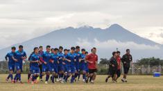 Para pemain Vietnam berlari santai saat latihan di Lapangan Kompleks Stadion Pakansari, Jawa Barat, Kamis (1/12/2016). Vietnam akan menghadapi Timnas Indonesia pada semifinal Piala AFF 2016. (Bola.com/Vitalis Yogi Trisna)