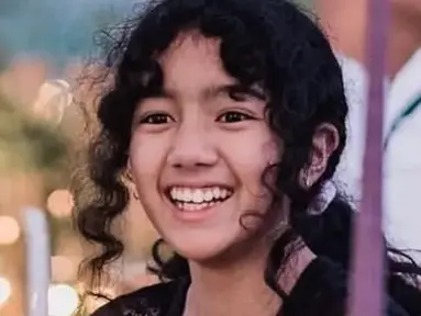 Anak sulung Sheila Marcia sudah beranjak ABG. Saat ini ia sudah berusia 13 tahun. Penampilan terbaru Leticia curi perhatian karena rambut keritingnya yang membuatnya tampak menawan. (Liputan6.com/IG/itssheilamj)