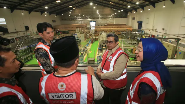 Kepala BPJPH Ahmad Haikal Hasan saat mengunjungi Pabrik AQUA di Mekarsari, Sukabumi, Jawa Barat.