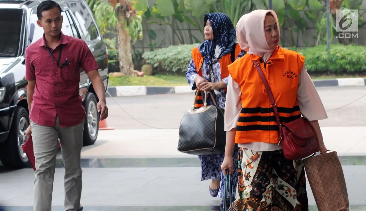 Istri muda Bupati Bengkulu Selatan, Dirwan Mahmud, Hendrati (depan) dan Kasi Dinkes (keponakan Dirwan Mahmud), Nursilawati (belakang) tiba menjalani pemeriksaan lanjutan di gedung KPK, Jakarta, Kamis (12/06). (Merdeka.com/Dwi Narwoko)
