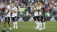 Para pemain Jerman tampak lesuh menyapa suporter usai dikalahkan Meksiko pada laga Grup F Piala Dunia di Stadion Luzhniki, Moskow, Minggu (17/6/2018). Jerman kalah 0-1 dari Meksiko. (AP/Matthias Schrader)