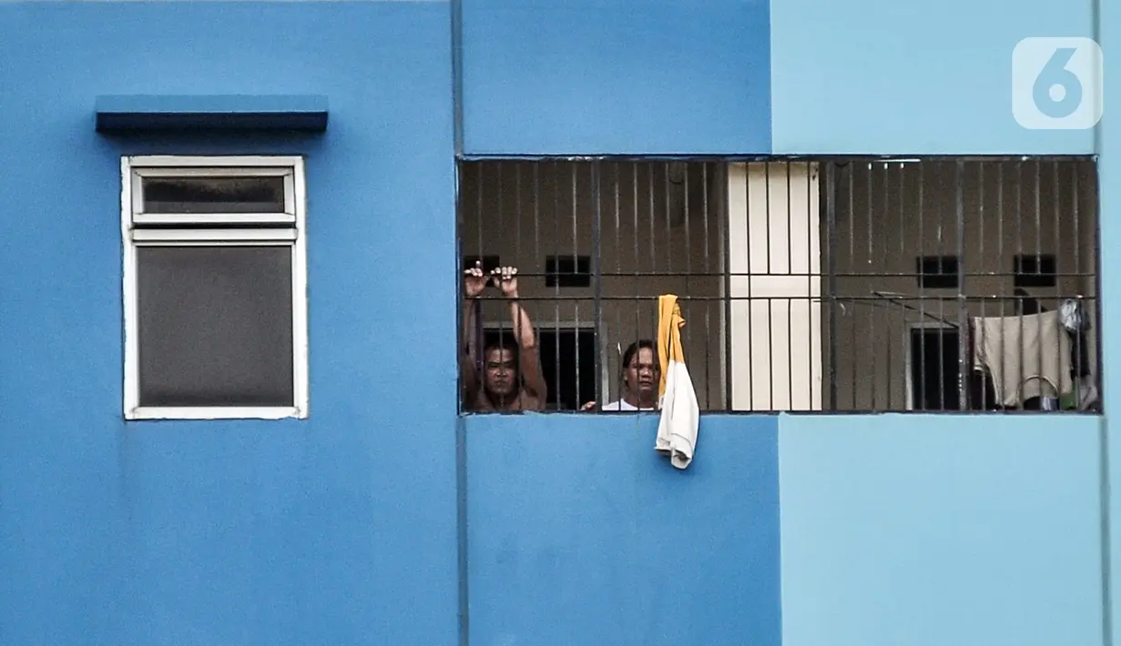 WNI yang baru pulang dari luar negeri menjalani karantina di Rusun Nagrak, Cilincing, Jakarta, Rabu (22/12/2021). Rusun Nagrak kembali difungsikan sebagai pusat isolasi terpusat COVID-19 bagi WNI maupun pekerja migran Indonesia yang baru datang dari luar negeri. (merdeka.com/Iqbal S. Nugroho)