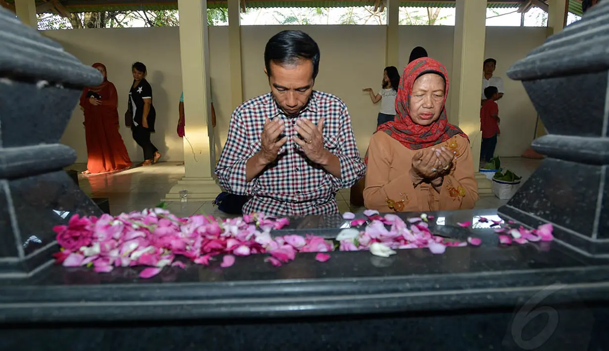 Joko Widodo bersama Ibunda Sujiatmi Notomihardjo memanjatkan doa untuk Ayahanda Alm. Widjiatno Notomihardjo saat ziarah makam di Tempat Pemakaman Keluarga, di Desa Gedangrejo, Karanganyar, Jawa Tengah, Sabtu (14/6/14) (Antara Foto/Widodo S Jusuf)