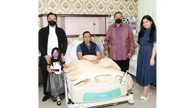 Didiagnosa Terkena DBD, Ini 6 Potret Kejutan Ultah Agus Yudhoyono di Rumah Sakit