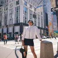 Enzy Storia menjalani LDR Jakarta-New York dengan Molen Kasetra. Lihat OOTD charming Enzy di 'Big Apple' tempatnya menemukan cinta dan jodoh. [Foto: Instagram @enzystoria]