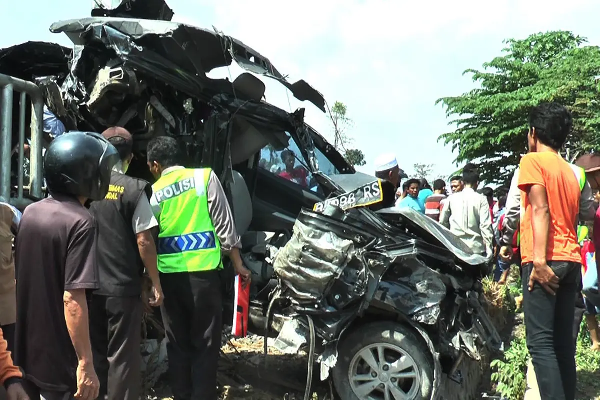 Kereta tabrak mobil