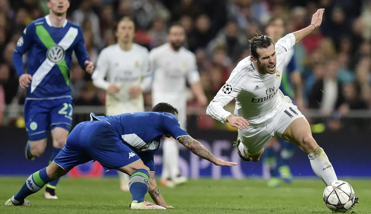 Pemain Real Madrid, Gareth Bale (kanan), dilanggar pemain Wolfsburg, Vieirinha, pada leg kedua perempat final Liga Champions di Stadion Santiago Bernabeu, Madrid, Rabu (13/4/2016) dini hari WIB. (AFP/Javier Soriano)