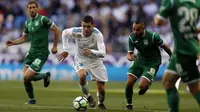 Gelandang Real Madrid, Mateo Kovacic, menggiring bola saat melawan Leganes pada laga La Liga di Santiago Bernabeu, Sabtu (28/4/2018). Real Madrid menang 2-1 atas Leganes. (AP/Francisco Seco)