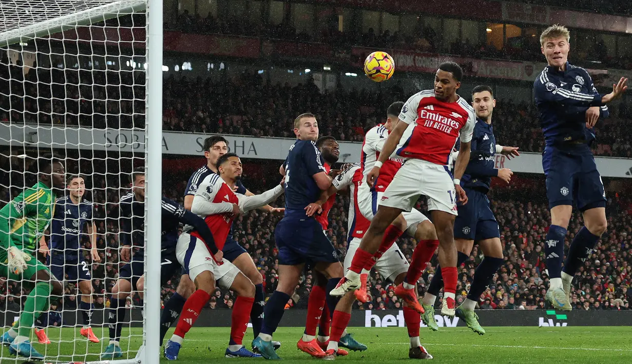Di babak kedua, Arsenal meningkatkan intensitas serangan. Pada menit ke-54, sundulan Jurrien Timber berhasil merobek jala gawang Manchester United. (Adrian Dennis/AFP)