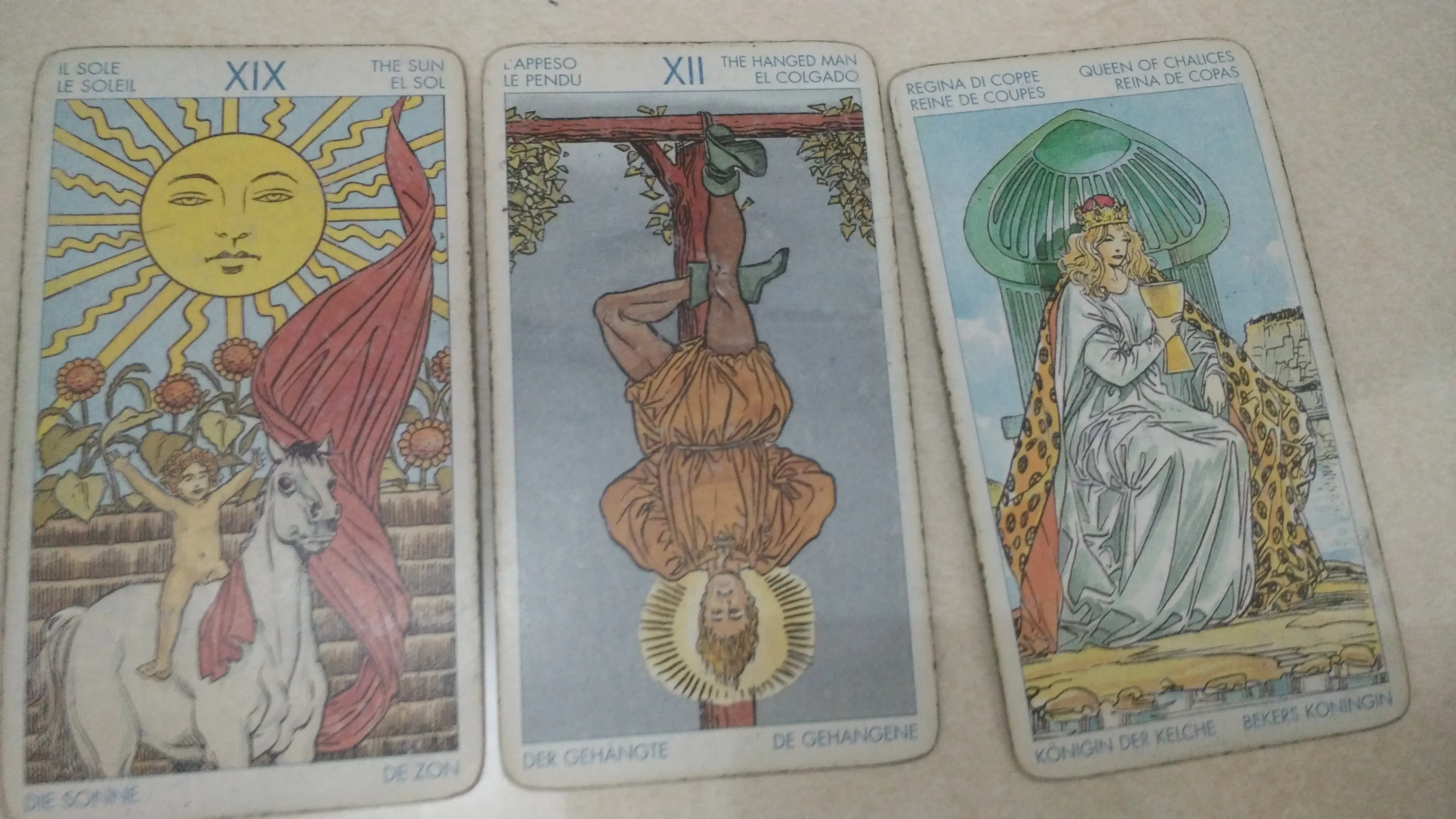 Tebaran kartu tarot hari ini oleh Lidia Pratiwi. (Sumber foto: Lidia Pratiwi/Bintang.com)