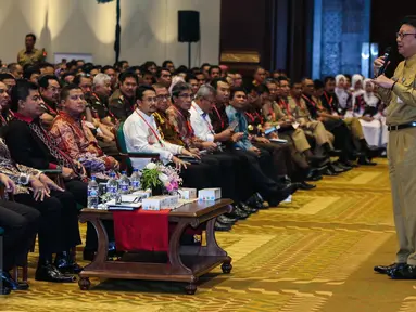 Mendag Tjahjo Kumolo memberikan paparan saat Rapat Koordinasi Pilkada Serentak 2017 di Jakarta, Selasa (31/1). Acara digelar dalam rangka melaporkan kesiapan pesta demokrasi di 101 provinsi dan kabupaten/kota di Indonesia. (Liputan6.com/Faizal Fanani)
