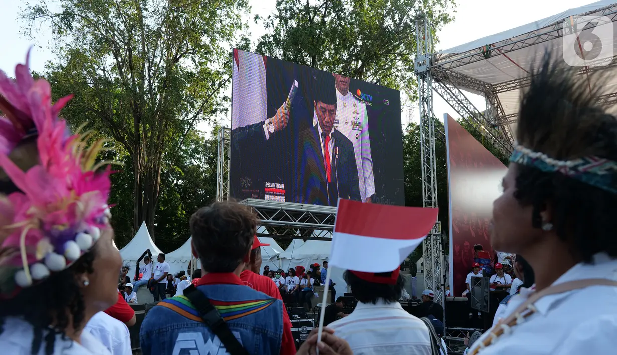 Relawan Joko Widodo-Ma'ruf Amin nonton bareng pelantikan Presiden dan Wakil Presiden di Taman Aspirasi, Jakarta, Minggu (20/10/2019). Jokowi dan Ma'ruf Amin resmi dilantik sebagai Presiden dan Wakil Presiden RI periode 2019-2024. (Liputan6.com/Herman Zakharia)
