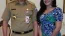 Pemain sinetron Jinny Oh Jinny, Rita Hasan pada 5 April lalu mengunggah foto selfie bersama dengan Gubernur DKI di Balaikota DKI Jakarta. Ia juga ikut mendorong Ahok untuk maju terus dan selalu semangat. (Bintang.com/ritahasan29)