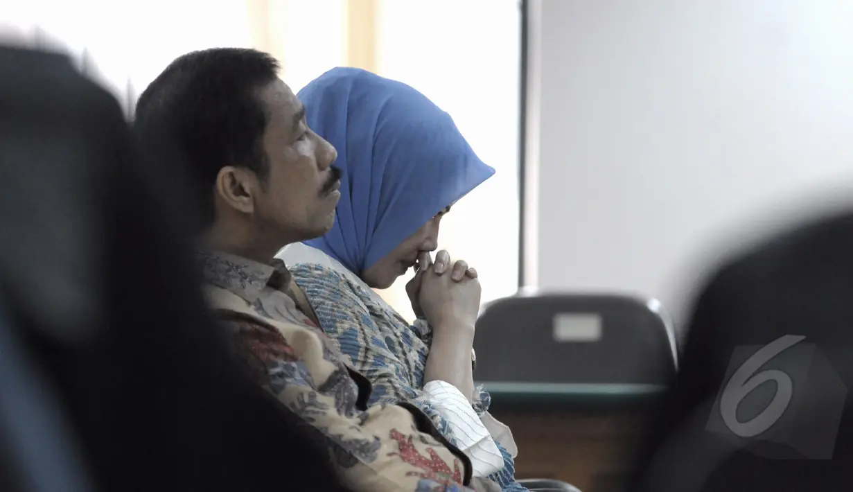 Walikota nonaktif Kota Palembang, Romi Herton bersama Istri, Masyito mendengarkan pembacaan vonis saat menjalani sidang di Pengadilan Tipikor, Jakarta, Senin (9/3/2015). (Liputan6.com/Andrian M Tunay)