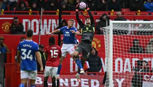 Kiper Manchester United asal Belgia #31, Senne Lammens, menangkap bola dalam pertandingan&nbsp;Premier League antara Manchester United dan Sunderland di Old Trafford, Manchester, Inggris barat laut, pada 4 Oktober 2025. (Paul ELLIS/AFP)