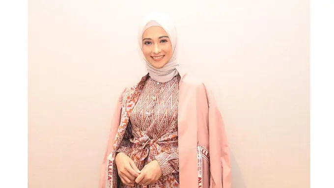 Turun 25 Kg Usai Melahirkan, Ini 6 Potret Terbaru Poppy Bunga