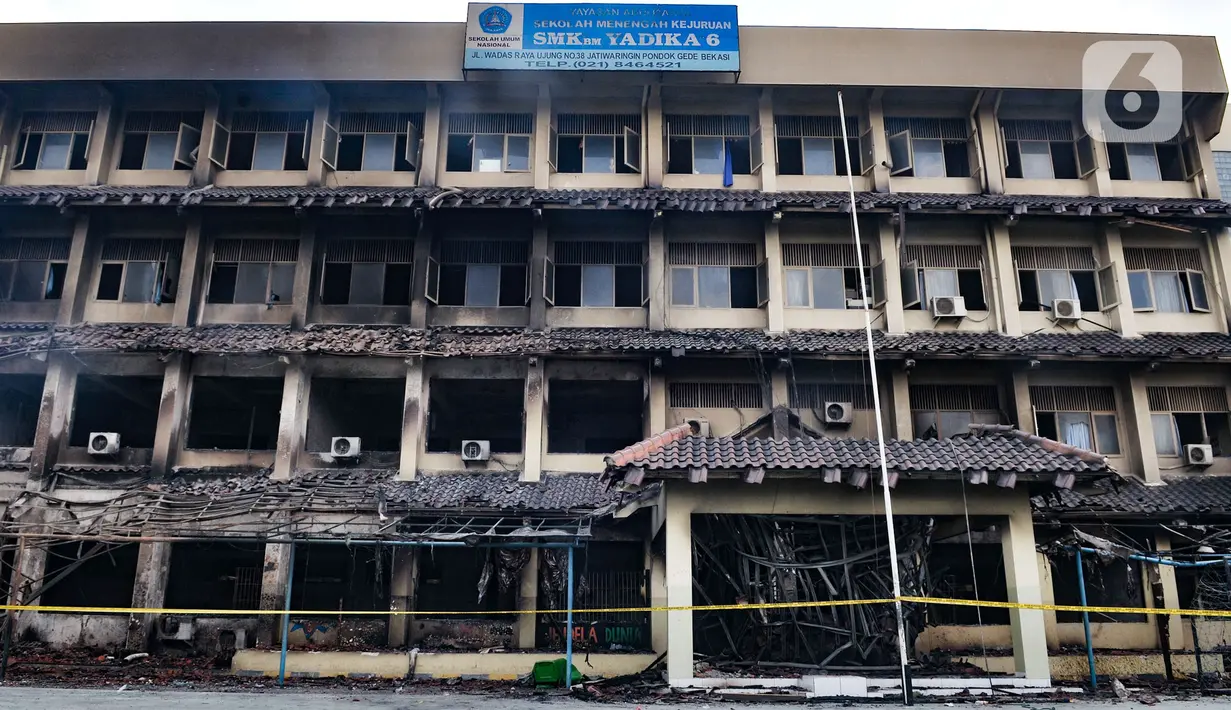 Kondisi gedung SMK Yadika 6 pascakebakaran, Jatiwaringin, Pondok Gede, Kota Bekasi, Jawa Barat, Selasa (19/11/2019). Pihak sekolah meliburkan siswa selama tiga hari ke depan akibat hampir seluruh gedung SMK Yadika 6 hangus dalam kebakaran pada 18 November 2019. (merdeka.com/Iqbal Nugroho)