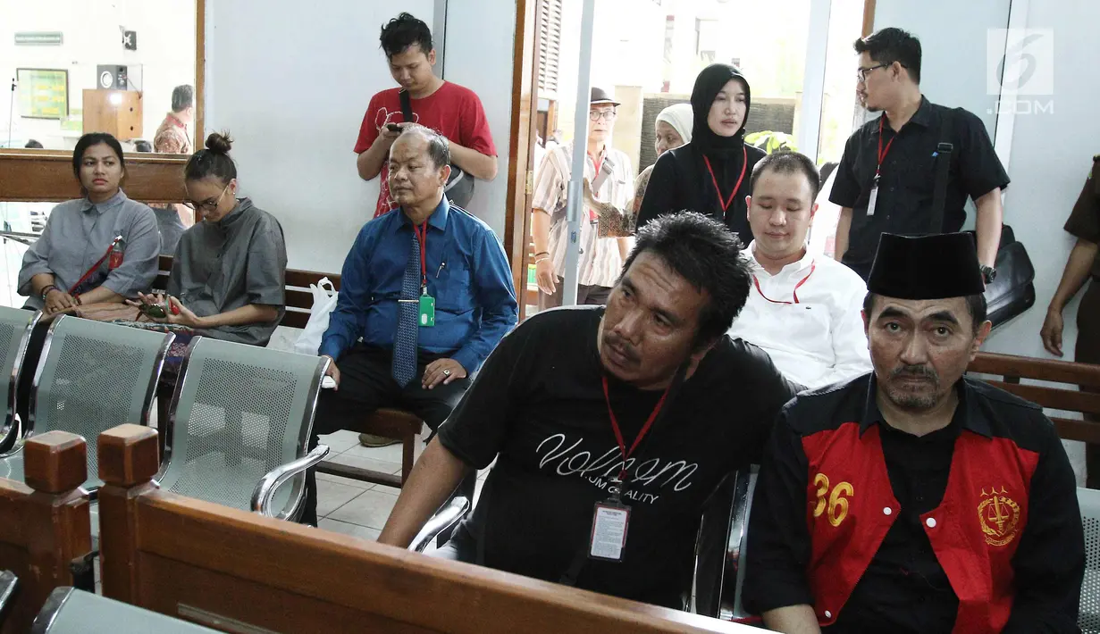 Suasana sidang lanjutan kasus dugaan kepemilikan senjata api ilegal dan satwa langka Gatot Brajamusti dengan saksi aktris Nadine Chandrawinata di Pengadilan Negeri Jakarta Selatan, Selasa (5/12). (Liputan6.com/Herman Zakharia)