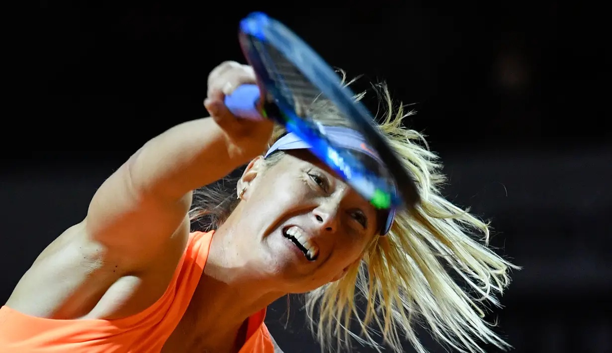 Ekspresi Maria Sharapova saat memukul bola dalam pertandingan putaran pertama Grand Prix WTA di Stuttgart, Jerman (26/4). (AFP Photo/Thomas Kienzle)