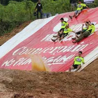 Andrea Dian dan Ganindra Bimo di event Counterpain Mud Warrior 2017 di Taman Budaya, Sentul City.