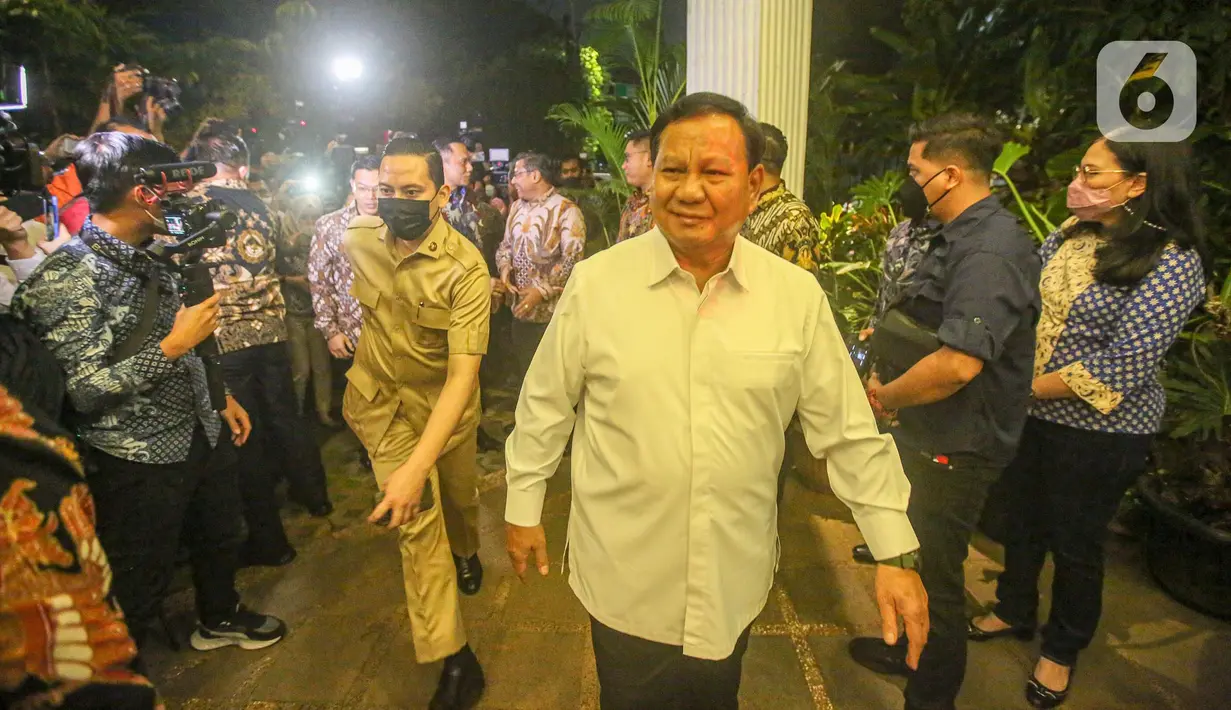 Ketua Umum Partai Gerindra Prabowo Subianto menerima kedatangan Ketua Umum Partai Demokrat Agus Harimurti Yudhoyono di kediaman Kertanegara, Jakarta, Jumat (24/6/2022). Pertemuan antara Partai Demokrat dan Partai Garinda tersebut untuk mempererat komunikasi dan silaturahmi. (Liputan6.com/Faizal Fanani)