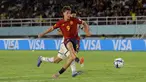 Pemain Timnas Spanyol U-17, Marc Guiu mencetak gol kemenangan timnya ke gawang Timnas Jepang U-17 pada laga 16 besar Piala Dunia U-17 2023 di Stadion Manahan, Solo, Senin (20/11/2023). (Bola.com/Arief Bagus)