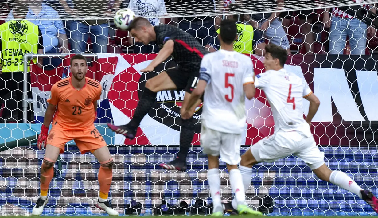 Penjaga gawang Spanyol Unai Simon (kiri) menyaksikan pemain Kroasia Mario Pasalic (tengah) mencetak gol pada pertandingan babak 16 besar Euro 2020 di Stadion Parken, Kopenhagen, Denmark, Senin (28/6/2021). Spanyol mengalahkan Kroasia 5-3. (AP Photo/Martin Meissner, Pool)