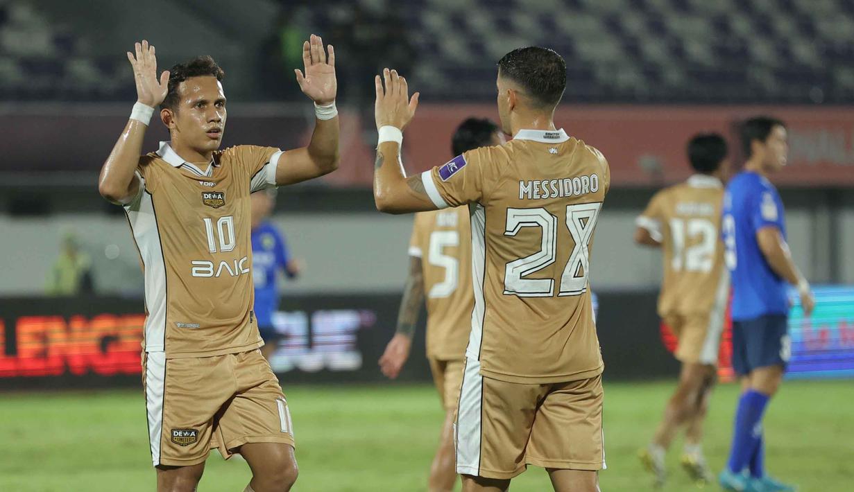 Pemain Dewa United, Egy Maulana Vikri (kiri) merayakan gol Alexis Messidoro saat melawan Tainan City FC pada matchday kedua Grup E AFC Challange League 2025-2026 di Stadion Indomilk Arena, Tangerang, Banten, Rabu (29/10/2025) malam WIB. Bertindak sebagai tuan rumah, Dewa United langsung tampil menekan. Klub berjuluk Anak Dewa ini berharap mendapatkan gol cepat setelah kickoff. (Bola.com/M Iqbal Ichsan)