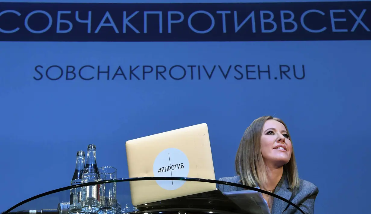 Ksenia Sobchak saat konferensi pers membahas pencalonan dirinya dalam pemilihan presiden (Pilpres) Rusia 2018 di Moskow, (24/10). Ksenia Sobchak juga berprofesi sebagai aktris, sosialita, presenter tv hingga jurnalis. (AFP Photo/Kirill Kudryavtsev)