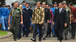 Presiden Joko Widodo menuju pelataran Istana Merdeka untuk melakukan foto bersama dengan para siswa dari SMA Taruna Nusantara, Jakarta, Senin (2/3/2015). (Liputan6.com/Faizal Fanani)