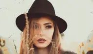 8 Kepribadian Wanita yang Suka Lipstik Shade Gelap, Ekspresi Diri yang Penuh Pesona