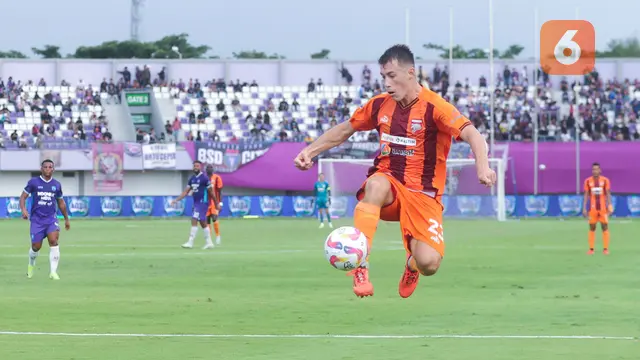 Foto: Aksi Mariano Peralta Acak-acak Pertahanan Persita, Borneo FC Petik Poin Berharga di BRI Liga 1