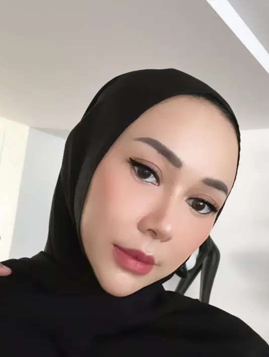 Makeup sederhana namun juga terlihat natural yang digunakan oleh Aura Kasih juga tak luput dari sorotan. Tak sedikit pula netizen yang memberikan pujian terhadap penampilannya ini. (Liputan6.com/IG/@aurakasih)